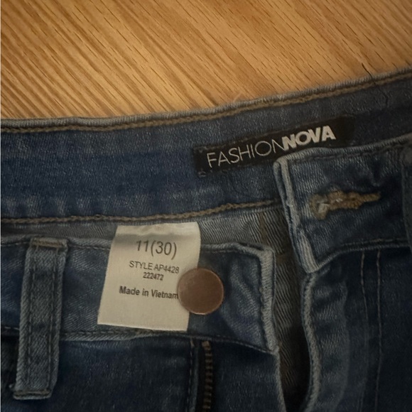 Distressed jeggings with lots of stretch - Picture 3 of 3